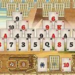 Kartová hra so skladbou kariet v tvare pyramídy na pozadí starovekej stavby