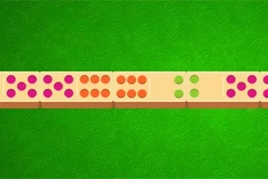 Domino s dlaždicami s farebnými bodkami na zelenom pozadí