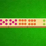 Domino s dlaždicami s farebnými bodkami na zelenom pozadí