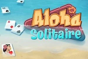 Nápis Aloha Solitaire na pláži s hracími kartami a modrým morom v pozadí