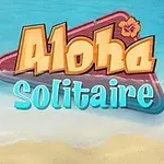 Nápis Aloha Solitaire na pláži s hracími kartami a modrým morom v pozadí