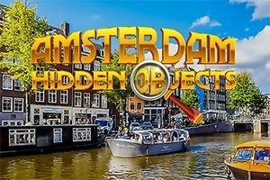 Text Amsterdam Hidden Objects s lupiou pred amsterdamským kanálom, vedľa farebných budov a lodí
