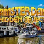Text Amsterdam Hidden Objects s lupiou pred amsterdamským kanálom, vedľa farebných budov a lodí