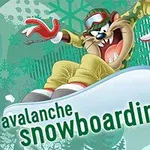 Animovaná postavička na snowboarde s výrazom radosti, oblečená v zimnom oblečení a okuliaroch, na snehovom pozadí s nápisom avalanche snowboarding