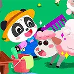 Panda oblečená v klobúku a modrých montérkach sa usmieva, zatiaľ čo strihá ružovú vlnu z ovce, obklopená ďalšími ovcami na zelenom trávniku