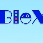 Modré písmená Blox na svetlomodrom pozadí, kde l obsahuje farebné štvorčeky a o má symbol tváre s úsmevom