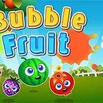 Farebné ovocie s očami na trávniku, vedľa drevenej debničky, s nápisom Bubble Fruit na modrej oblohe v pozadí