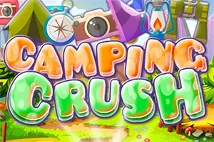 Farebný nápis „Camping Crush“ na pozadí s kempingovou tematikou vrátane stanu, fotoaparátu a olejovej lampy