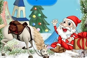 Santa Claus so zdvihnutou rukou a darčekom sedí vedľa koňa v zasneženej zimnej krajine s vianočným stromčekom