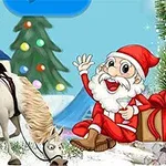 Santa Claus so zdvihnutou rukou a darčekom sedí vedľa koňa v zasneženej zimnej krajine s vianočným stromčekom