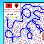 Bludisko s modrou čiarou vedľa mapy a informácií o Albánsku