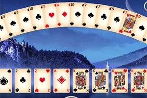 Karty rozložené v oblúku na pozadí hôr a nočnej oblohy