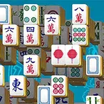 Rozloženie mahjongg dlaždíc s rôznymi symbolmi a vzormi na modrom pozadí