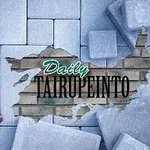 Červené pracovné rukavice a gumené kladivo na dlažobných kockách s nápisom Daily Tairupeinto