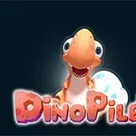 Oranžový dinosaur so širokým úsmevom pred dinosauřím vajcom na tmavom pozadí, s farebným nápisom „DinoPiler“ pod nimi