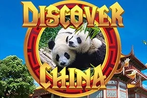 Dvaja pandy obklopené bambusovými listami s nápisom Discover China na modrom pozadí s čínskou architektúrou