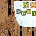 Pes s modrým obojkom stojí vedľa dreveného plotu, na ktorom sú písmená skladané do slov DOG MAHJONG