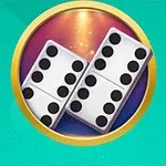 Dve domino kocky s rôznym počtom bodiek na tyrkysovom pozadí v kruhovom zlatom rámiku