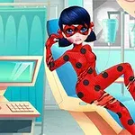 Postava v červenom kostýme s čiernymi bodkami sedí na stoličke v modernom lekárskom prostredí