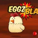 Slepica s výrazom prekvapenia v pozadí s nápisom EGGZ BLAST!