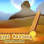 Sfinga a pyramídy na púšti s veľkým obeliskom v popredí pod jasnou oblohou