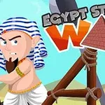 Kreslená postava v egyptskom oblečení s modro-bielym pruhovaným šatkom na hlave stojí pri drevenej katapulte, v pozadí púšť a nápis EGYPT STONE WAR