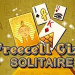 Karty s egyptskými symbolmi a text Freecell Giza Solitaire na zlatom pozadí