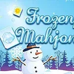 Snežuliak s klobúkom na pozadí zasneženej zimnej krajiny so stromami a kachličkami s obrázkami tučniaka, snehovej vločky a vianočného stromčeka