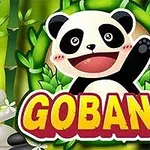 Roztomilá panda mávajúca pred zeleným bambusovým pozadím s nápisom GOBANG