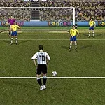 Futbalista s číslom 10 sa pripravuje na penalty kop proti brankárovi a štyrom obrancom v žltých dresoch na trávniku
