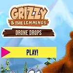 Hnedý medveď a niekoľko dronov na pozadí hôr, s tlačidlom play a logom hore