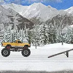 Žlté monster truck vozidlo na zimnej zasneženej ceste s rampou a snehom pokrytými horami v pozadí
