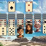 Kartová hra solitaire s obrázkami postáv na pozadí pláže a mora