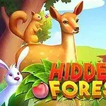 Jeleň so svetlou srsťou stojí v lese s veveričkou na chrbte a bielym králikom v popredí, obklopený textom Hidden Forest a dekoratívnymi listami
