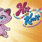 Roztomilá kreslená mačka s modrou klbkom vlny vedľa farebného nápisu Hit or Knit na žltom pozadí