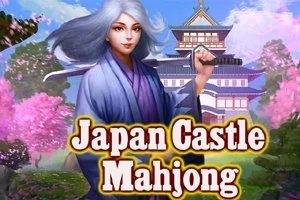 Žena s bielymi vlasmi v kimone stojí pred japonským hradom obklopeným rozkvitnutými sakurami