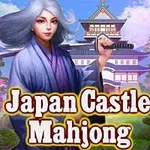 Žena s bielymi vlasmi v kimone stojí pred japonským hradom obklopeným rozkvitnutými sakurami