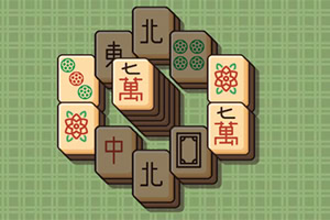 Stohované mahjong dlaždice s rôznymi symbolmi na zelenom mriežkovanom pozadí