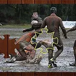 Hráči rugby hrajú na bahnistom ihrisku s chýbajúcim dielikom skladačky v popredí