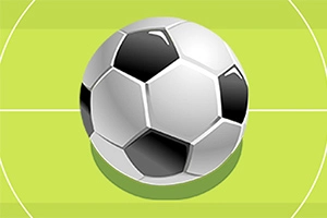 Futbalová lopta na zelenom ihrisku s bielymi čiarami
