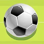 Futbalová lopta na zelenom ihrisku s bielymi čiarami