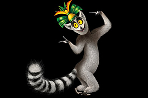 Lemur s výraznými očami a pestrofarebnou korunkou na hlave pózuje na čiernom pozadí