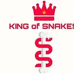 Červená koruna s hviezdou nad červenými slovami King of Snakes a hadí symbol v tvare S