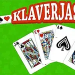 Štyri hracie karty (J, K, A, Q) rozprestreté na zelenom pozadí s veľkým textom KLAVERJASSEN nad nimi