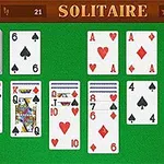 Hracia plocha s rozmiestnenými kartami na zelenom pozadí s nápisom Solitaire hore