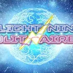 Nápis Lightning Solitaire so zobrazením blesku pred modrou žiarivou sférou na vesmírnom pozadí