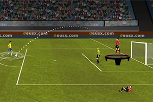 Futbalista kopajúci loptu cez rozhodcu a brankára na ihrisku s divákmi na tribúnach