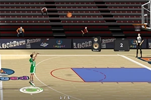 Basketbalový hráč v zelenom drese strieľa na kôš v hale s prázdnymi tribúnami