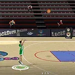 Basketbalový hráč v zelenom drese strieľa na kôš v hale s prázdnymi tribúnami