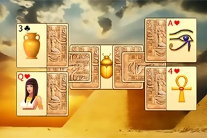 Karty s egyptskými symbolmi a pyramídami v pozadí